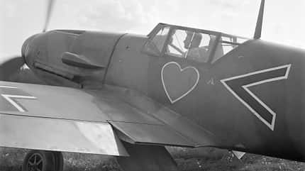 Messerschmitt Bf109F, Friedrich, einsitziger Jäger, Jagdflugzeug, Jagdbomber, DB 601, Luftwaffe, Zweiter Weltkrieg Eine Bf 109 F-4 der 2./JG 54 mit in Startstellung gesetzten Landeklappen