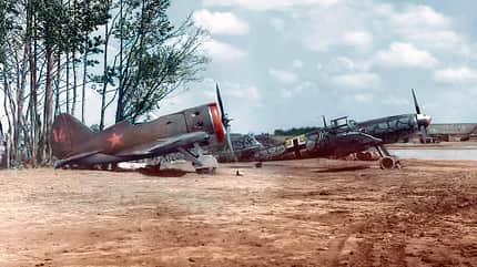 Messerschmitt Bf109F, Friedrich, einsitziger Jäger, Jagdflugzeug, Jagdbomber, DB 601, Luftwaffe, Zweiter Weltkrieg Eine erbeutete I-16 neben einer Bf 109 F vom Stab der II./ JG 54 1941.