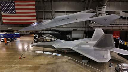 Boeing, Bird of Prey Boeing Bird of Prey über F-22