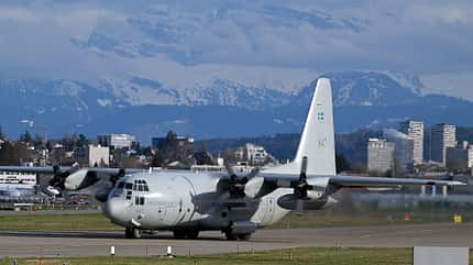 C-130 Hercules vor Bergkulisse in Zürich