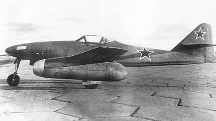Deutsche Beuteflugzeuge, Rote Armee, Focke-Wulf Fw 190, Messerschmitt Me 262, Fw 190 A-4, Heinkel He 162, Fw 200, Henschel Hs 126, Heinkel He 111, Fw 189 A-3, Junkers Ju 87, Do 17 Eine erbeutete Messerschmitt Me 262 mit rotem Stern am Rumpf