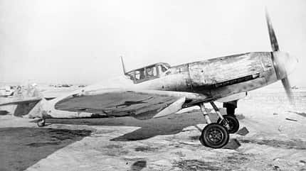 Deutsche Beuteflugzeuge, Rote Armee, Focke-Wulf Fw 190, Messerschmitt Me 262, Fw 190 A-4, Heinkel He 162, Fw 200, Henschel Hs 126, Heinkel He 111, Fw 189 A-3, Junkers Ju 87, Do 17 Eine erbeutete Messerschmitt Bf 109 G-2 mit rotem Stern unter der Tragfläche und am Rumpf