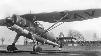 Deutsche Beuteflugzeuge, Rote Armee, Focke-Wulf Fw 190, Messerschmitt Me 262, Fw 190 A-4, Heinkel He 162, Fw 200, Henschel Hs 126, Heinkel He 111, Fw 189 A-3, Junkers Ju 87, Do 17 Eine Henschel Hs 126 am Boden