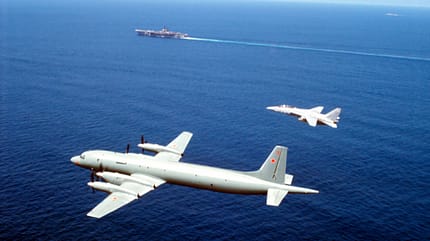 USS Ranger, F-14, Tomcat, Iljuschin, Il-38 F-14 Tomcat eskortiert Il-38 über USS Ranger
