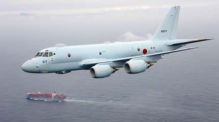 Kawasaki, P-1 Kawasaki P-1 überfliegt Frachtschiff