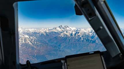 Flughafen Paro, Paro International Airport, Bhutan, VQPR, PBH, Thimphu, Tower, Landebahn, Gebirgsflughafen Gipfel des Mount Everest sichtbar aus dem Cockpitfenster