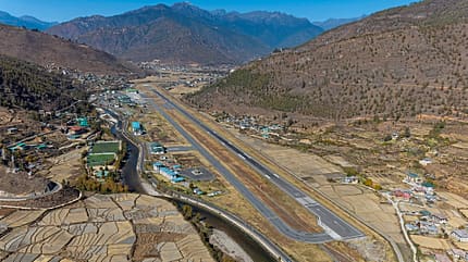 Flughafen Paro, Paro International Airport, Bhutan, VQPR, PBH, Thimphu, Tower, Landebahn, Gebirgsflughafen Luftaufnahme der Landebahn am Flughafen Paro in Bhutan