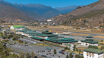 Flughafen Paro, Paro International Airport, Bhutan, VQPR, PBH, Thimphu, Tower, Landebahn, Gebirgsflughafen Luftaufnahme vom Flughafen Paro in Bhutan