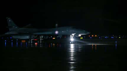 B-1B, Lancer, BTF, Japan B-1B Lancer rollt auf nassem Vorfeld bei Nacht