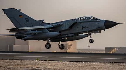 Desert Flag ist eine internationale Luftwaffenübung auf der Al Dhafra Air Base in den Vereinigten Arab ischen Emiraten (VAE). In diesem Jahr nimmt das Taktische Luftwaffengeschwader 33 aus Büchel an der drei-wöchigen Übung mit Tornado Kampfflugzeugen teil. Heute landeten ( Tornados und 2 Maschinen der MMU auf der Al Dhafra Airbase, am 15.04.25.