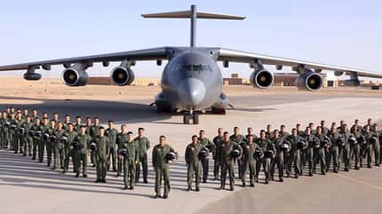 Gruppenbild Piloten vor Y-20