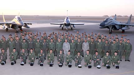 Gruppenbild vor MiG-29 und J-10