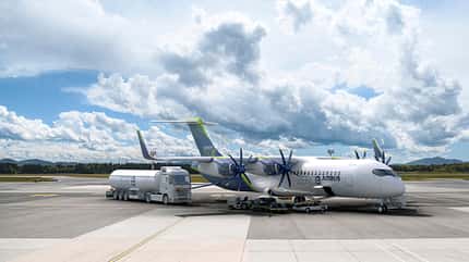 Rendering Airbus ZEROe-Brennstoffzellenflugzeug beim Tanken Rendering Airbus ZEROe-Brennstoffzellenflugzeug beim Tanken