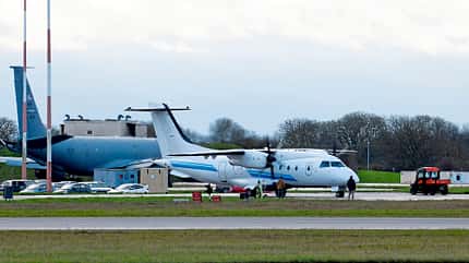 USAF, Ramstein, Mildenhall, Spanddahlem, Europa, NATO, F-15E, C-21A, C-37A, C-130J, C-146A, F-35, F-16C, MC-130J, KC-135R, M!-9 Reaper US Air Force C-146A Wolfhound der 352d SOW vor dem Rollen in RAF Mildenhall, 5. Dezember 2024