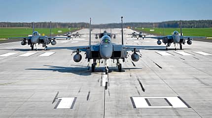 USAF, Ramstein, Mildenhall, Spanddahlem, Europa, NATO, F-15E, C-21A, C-37A, C-130J, C-146A, F-35, F-16C, MC-130J, KC-135R, M!-9 Reaper US Air Force F-15E im Formationsrollen in Lakenheath, 2021
