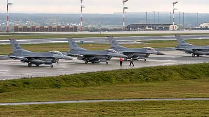 USAF, Ramstein, Mildenhall, Spanddahlem, Europa, NATO, F-15E, C-21A, C-37A, C-130J, C-146A, F-35, F-16C, MC-130J, KC-135R, M!-9 Reaper US Air Force F-16 Fighting Falcons der 52nd Fighter Wing erhalten letzte Checks während einer Übung auf der Air Base Spangdahlem