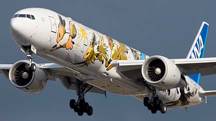 ANA, All Nippon Airways, Airline, Japan, Sonderlackierungen, Pokémon, Star Wars, Boeing 777, Boeing 737, Boeing 767F, 787-9 Boeing 777-300ER von ANA in Pokemon-Sonderlackierung im Anflug