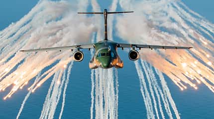 Embraer, C390, KC390, Brasilien Embraer C-390 mit Täuschkörpern (Flares).