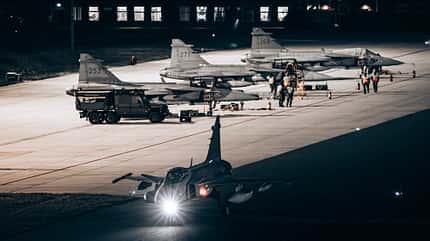 Ramstein Flag 2025, Nato Übung, USAF, Luftwaffe, CC-150, Eurofighter, E-3A, NATO, F-16, Türkei, Griechenland, Romania, F-16AM, F-35A, KC-135, Gripen, Falcon, Rafale Schwedischen Gripen auf dem Rollfeld von Leeuwarden bei Nacht