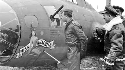Kriegsende 1945, Bf 109, Messerschmitt, Consolidate B-24, Abschuss, B-26, Junkers Ju 88G, Hartmann, Adolf Galland, Günther Lützow, deutsche Luftwaffe, Zweiter Weltkrieg Heinz Bär (li.) begutachtet eine vom ihm 1944 heruntergeholte Boeing B-17