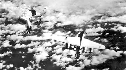 Kriegsende 1945, Bf 109, Messerschmitt, Consolidate B-24, Abschuss, B-26, Junkers Ju 88G, Hartmann, Adolf Galland, Günther Lützow, deutsche Luftwaffe, Zweiter Weltkrieg Eine mit abgerissenem Heck in die Tief gehende B-24