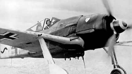 Kriegsende 1945, Bf 109, Messerschmitt, Consolidate B-24, Abschuss, B-26, Junkers Ju 88G, Hartmann, Adolf Galland, Günther Lützow, deutsche Luftwaffe, Zweiter Weltkrieg Unteroffizier Willi Maximowitz in seiner Fw 190 A-8 der IV.(Sturm)/JG 3 1944