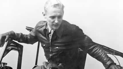 Kriegsende 1945, Bf 109, Messerschmitt, Consolidate B-24, Abschuss, B-26, Junkers Ju 88G, Hartmann, Adolf Galland, Günther Lützow, deutsche Luftwaffe, Zweiter Weltkrieg Erich Hartmann steigt aus seiner Bf 109 G