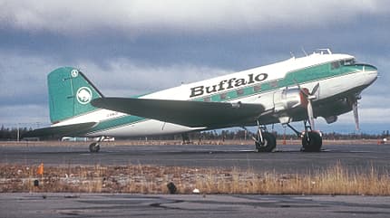 Buffalo Airways, Airline, Kanada, DC 3, Lockheed Electra, DC4, Dornier 228-201, Curtiss Commando, 737-200, Hercules, C-47A, Hawker-Siddeley HS 748 Douglas DC-3 von Buffalo Airways auf einer Rollbahn