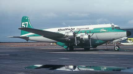 Buffalo Airways, Airline, Kanada, DC 3, Lockheed Electra, DC4, Dornier 228-201, Curtiss Commando, 737-200, Hercules, C-47A, Hawker-Siddeley HS 748 Douglas DC-4 von Buffalo Airways am Boden