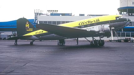 Buffalo Airways, Airline, Kanada, DC 3, Lockheed Electra, DC4, Dornier 228-201, Curtiss Commando, 737-200, Hercules, C-47A, Hawker-Siddeley HS 748 Die 1942 gebaute C-47A „Yukon Sourdough“ auf einem Vorfeld
