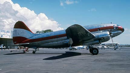 Buffalo Airways, Airline, Kanada, DC 3, Lockheed Electra, DC4, Dornier 228-201, Curtiss Commando, 737-200, Hercules, C-47A, Hawker-Siddeley HS 748 Eine Curtiss C-46 Commando auf dem Vorfeld