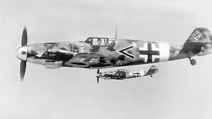 Bf 109 G-2/Trop mit verändertem Serientarnanstrich vom Stab der I. Gruppe des JG 77 über Tunesien 1942