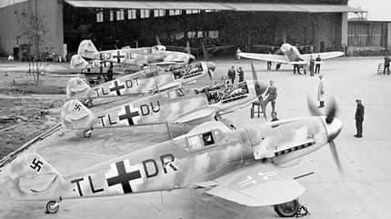 Messerschmitt-Werk Regensburg: nagelneue Bf 109 G-6 mit Rüstsatz 6 beim Probelauf der Motoren
