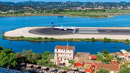 Ryanair, Boeing 737 MAX 8, B737-8, Billigfluggesellschaft, irische Niedrigpreis-Airline Ryanair Boeing 737-800 auf der Runway am Flughafen Korfu in Griechenland