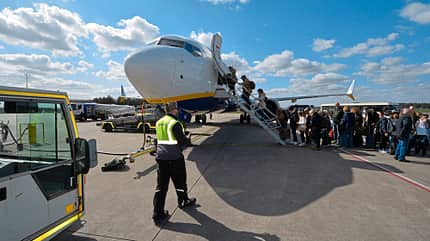 Ryanair, Boeing 737 MAX 8, B737-8, Billigfluggesellschaft, irische Niedrigpreis-Airline Passagiere besteigen ein Flugzeug von Ryanair am Flughafen Weeze