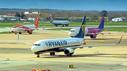 Ryanair, Boeing 737 MAX 8, B737-8, Billigfluggesellschaft, irische Niedrigpreis-Airline, Wizz Air, easyJet, British Airways Flugzeug von Ryanair, WizzAir, easyJet und British Airways auf einem Vorfeld