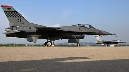 Zwei F-16 aus Osan am Boden
