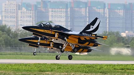 Black Eagles, T-50, Osan Black Eagles Start vor Hochhäusern