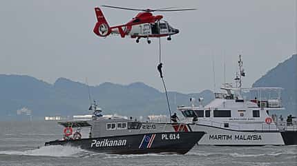 LIMA 2025 Vorführung mit Schiffen und Hubschrauber