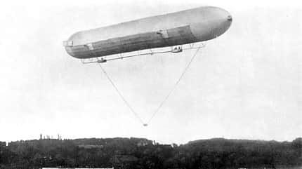LZ1, Zeppelin, Graf von Zeppelin, erstes Luftschiff, Manzell, Luftschiffbau Zeppelin, Manzell
Zeppelin LZ1 bei seiner ersten Fahrt