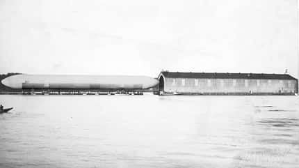 LZ1, Zeppelin, Graf von Zeppelin, erstes Luftschiff, Manzell, Luftschiffbau Zeppelin, Manzell
Zeppelin LZ1 bei der Ausfahrt aus der schwimmenden Halle bei Manzell