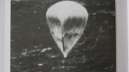 Fu-Go Ballonbombe, Brandballon, Ballon als Waffe, Japan, Zweiter Weltkrieg, Japanische Marine Schwarz-weißes Foto einer japanischen Fu-Go-Ballonbombe