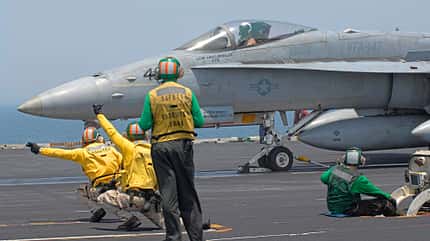 USS John C. Stennis, Katapultstart, Boeing F/A-18E Super Hornet, VFA-147 Katapultstart einer Boeing F/A-18E Super Hornet auf der USS John C. Stennis