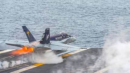 F/A-18 Hornet, USS Carl Vinson, Flugzeugträger, Katapultstart Eine F/A-18C Hornet der VFA-34 („Blue Blasters“) startet vom Flugdeck des Flugzeugträgers USS Carl Vinson (CVN 70)