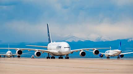 A380, Erstlandung Denver, Denver International Airport, Lufthansa Airbus A380 auf dem Rollfeld am Denver International Airport