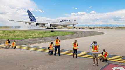 A380, Erstlandung Denver, Denver International Airport, Lufthansa Airbus A380 von Lufthansa auf der Rollbahn am Denver International Airport