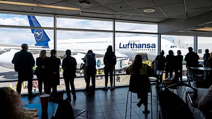 A380, Erstlandung Denver, Denver International Airport, Airbus A380, Lufthansa Airbus A380 von Lufthansa am Gate am Denver International Airport