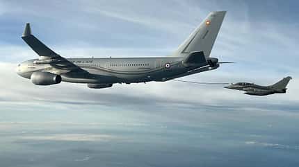 Dassault Rafale B, ASMP-A-Lenkwaffen, Atombomber, Armée de l’Air et de l’Espace, französische Marine, ASMPA Atomwaffen, A330 MRTT, Luftbetankung Luftbetankung einer Dassault Rafale mit der A330 MRTT