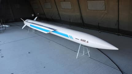 Dassault Rafale B, ASMP-A-Lenkwaffen, Atombomber, Armée de l’Air et de l’Espace, französische Marine, ASMPA Atomwaffen Modell einer ASMP-A-Lenkwaffe in einem Hangar