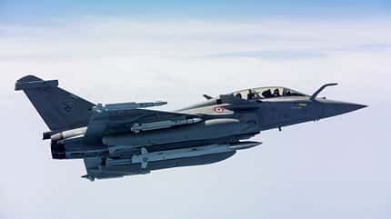 Dassault Rafale B, ASMP-A-Lenkwaffen, Atombomber, Armée de l’Air et de l’Espace, französische Marine, ASMPA Atomwaffen Dassault Rafale B mit ASMP-A-Lenkwaffe im Flug